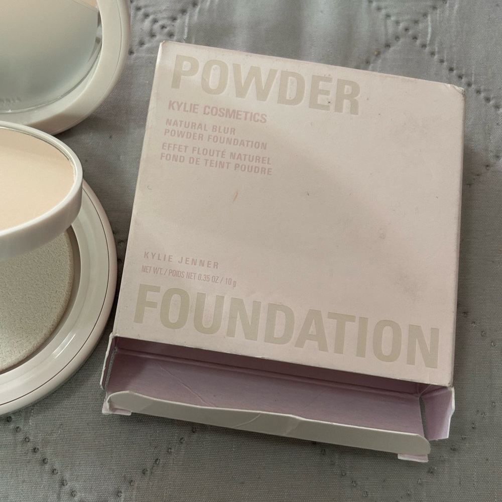 Kylie Cosmetics Natural Blur Powder Foundation in 2C NIB